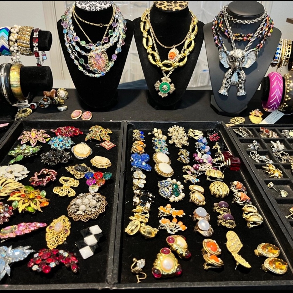 ⚜️ 2 LB Elegant Gold & Silver Jewelry Lot | Necklaces, Earrings, Brooches ⚜️ - Picture 7 of 8
